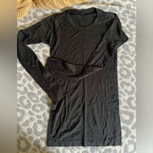 Black Swifty long sleeve Lululemon size 4